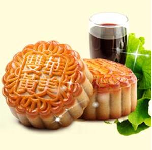 春去秋來(lái)收獲日， 金秋團(tuán)圓月，華美月餅香。待到月圓中秋夜， 歸故里，見(jiàn)爹娘。